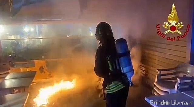 Brindisi, incendio nella notte al bar Mignon del rione Bozzano