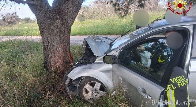 Auto fuori strada sulla SP 36: soccorso il conducente dai Vigili del Fuoco