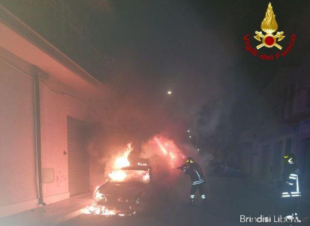Auto in fiamme a Carovigno, interventi tra via Martiri di Bologna e via Pagliara