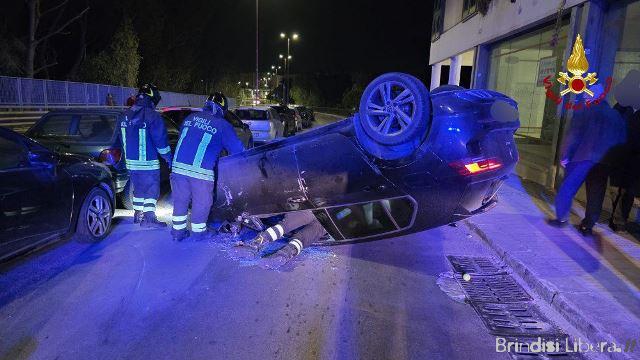 Auto si ribalta nella notte a Brindisi: intervengono Vigili del Fuoco, Polizia e 118