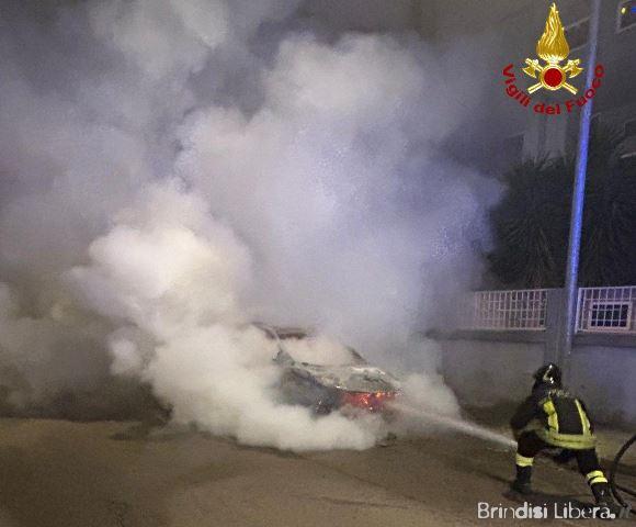Auto in fiamme nella notte al quartiere Sant’Elia