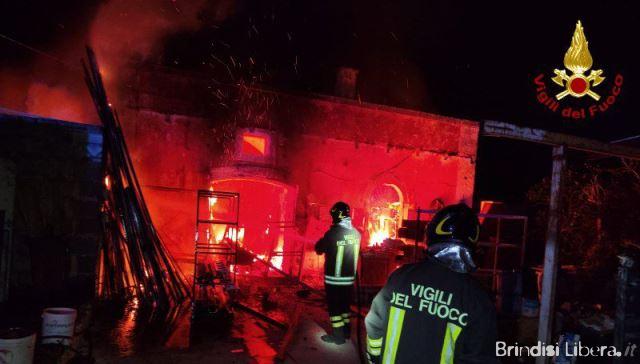 Incendio a Fasano: in fiamme un casolare adibito a legnaia