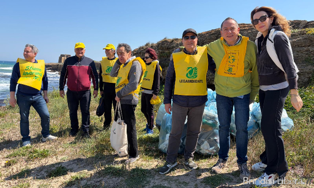 Brindisi, volontari in azione: raccolti 100 kg di rifiuti al lido Giancola