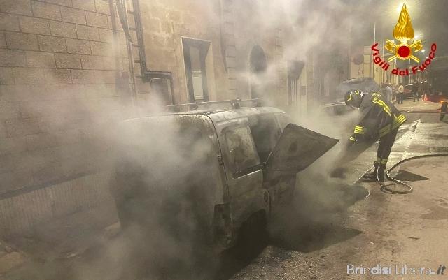 Auto in fiamme a San Vito dei Normanni, danneggiate due abitazioni e una condotta del gas
