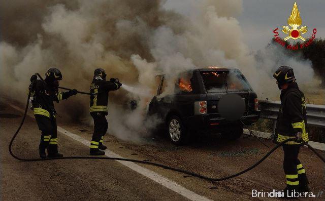 Auto in fiamme sulla SS613: intervento dei Vigili del Fuoco, conducente illeso