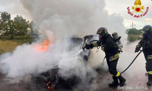 Auto in fiamme sulla complanare della SS7 all’altezza di Restinco: intervento dei Vigili del Fuoco di Brindisi