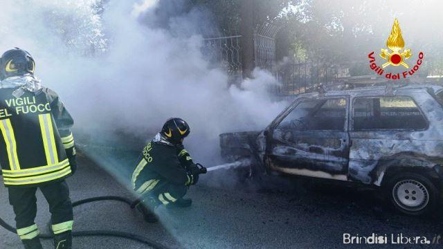 Paura a Villa Castelli, Fiat Panda prende fuoco mentre è in marcia: salvo il conducente