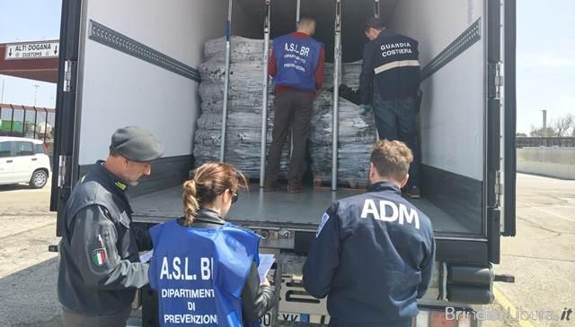Brindisi, bloccate 20 tonnellate di cozze dalla Grecia. Lollobrigida: efficacia del sistema italiano dei controlli