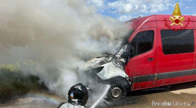 Furgone in fiamme sulla SP80 a Brindisi: intervento dei Vigili del Fuoco