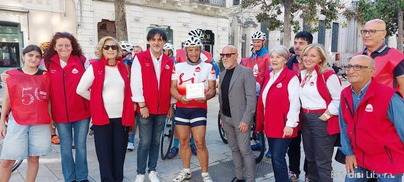 A Brindisi festosa accoglienza per Giampietro Mariotti, il ciclista partito da Cremona che ha percorso 1500km per la Campagna nazionale AIDO “Un Sì che dona la Vita”