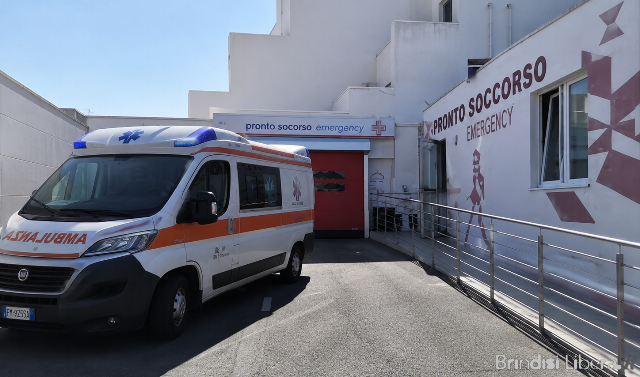 Incendio al centro polifunzionale del Pronto Soccorso di Brindisi: evacuate tutte le persone, area dichiarata inagibile