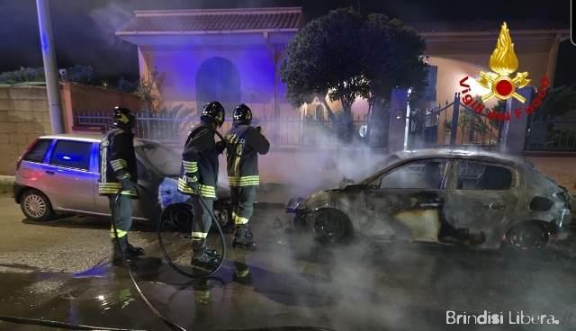 Cellino San Marco, due auto coinvolte in un incendio: intervento dei Vigili del Fuoco di Brindisi