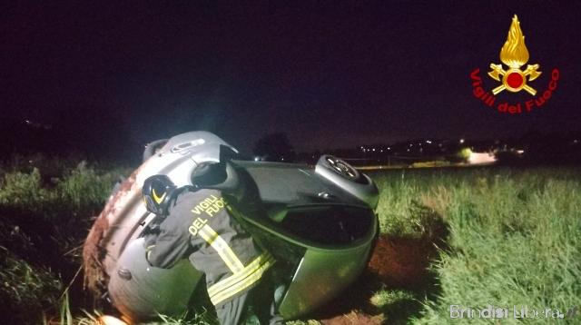 Pauroso incidente sulla SP1 a Fasano: auto si ribalta fuori strada, ferite due persone
