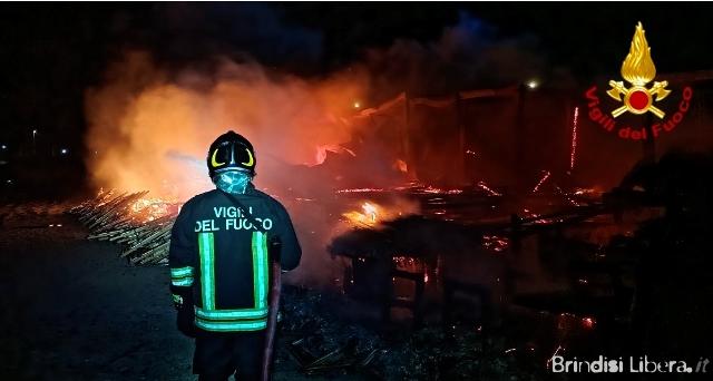 Incendio nella notte al lido Flower Beach di Specchiolla: struttura completamente distrutta