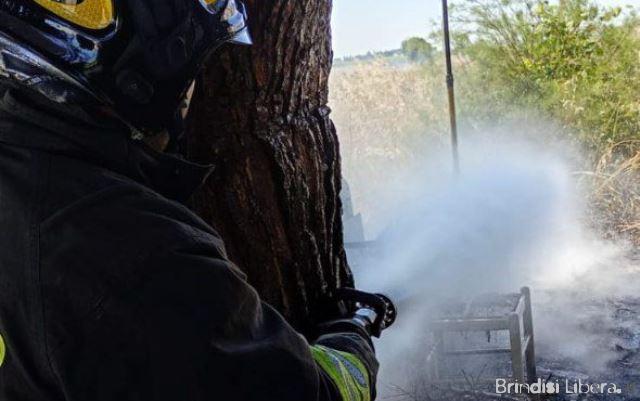 Incendio a Lido San Gennaro, Vigili del Fuoco mettono in sicurezza una bombola GPL tra le fiamme