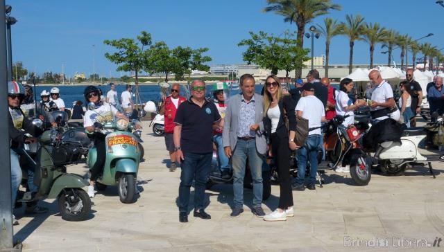 Il 20° Giro dei Tre Mari fa tappa a Brindisi: centinaia di vespisti invadono pacificamente la città tra storia e turismo