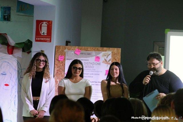 Emozioni ed applausi nell’ITET “G. Calò” di Francavilla Fontana per l’evento conclusivo dedicato agli 80 anni della Costituzione Italiana promosso dagli studenti del Modulo “Web Radio”