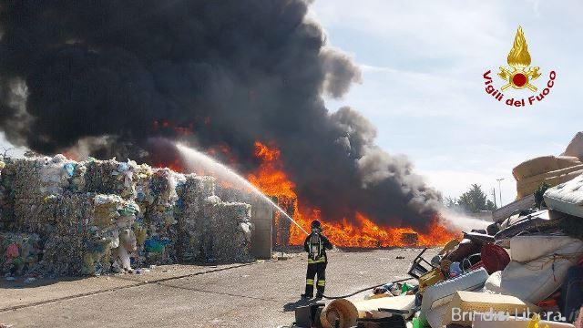 Incendio di rotoballe di scarti di plastica a Francavilla Fontana: impegnati numerosi mezzi dei Vigili del Fuoco