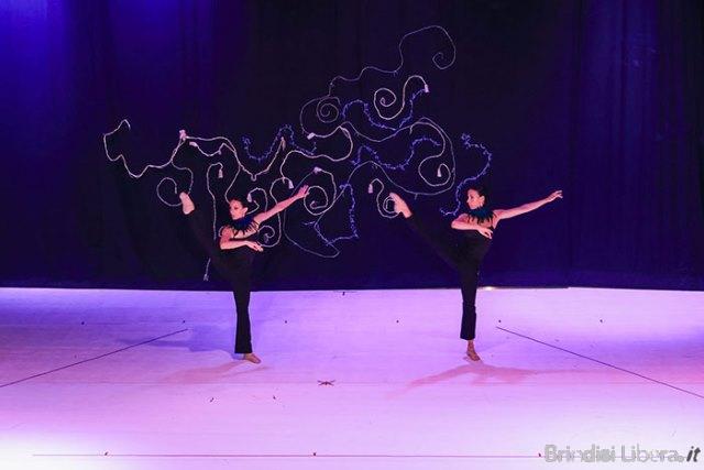 Emozioni al Teatro Impero con il saggio “Come un sospiro lento che scandisce il tempo” de La Maison de la Danse