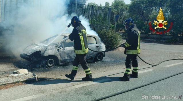 Fasano, auto alimentata a benzina e GPL  in fiamme in via Stazione.Intervengono i Vigili del Fuoco