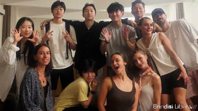 Piazza gremita a Carovigno per l’apertura del BPA Festival: la danza contemporanea internazionale conquista il pubblico