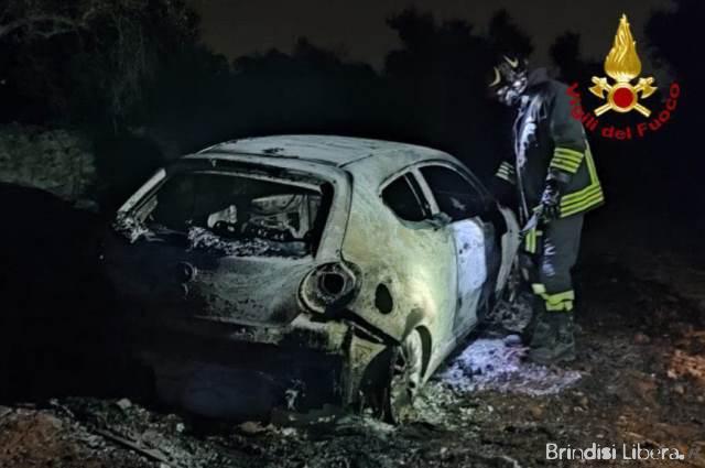 Auto in fiamme nella notte nelle campagne di Francavilla Fontana: intervengono i Vigili del Fuoco