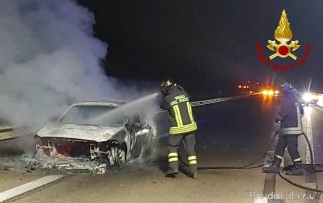 Auto in fiamme sulla SS 379 nei pressi di Costa Merlata: intervento dei Vigili del Fuoco di Ostuni