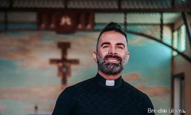 Don Cosimo Schena: l’app del noto sacerdote e psicologo supera 20.000 iscritti in un mese, mentre prosegue il tour sull’ultimo libro