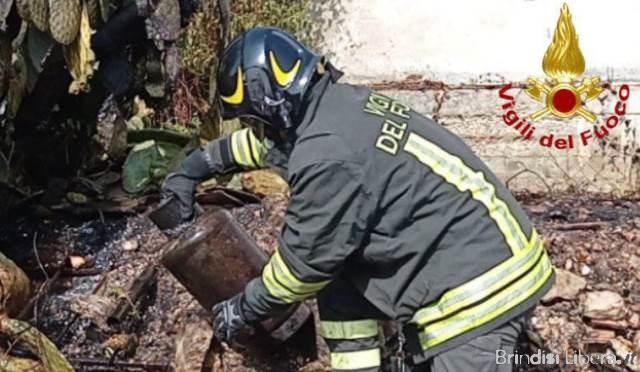 Incendio di sterpaglie vicino ai binari: intervento dei Vigili del Fuoco, traffico ferroviario sospeso e poi ripristinato