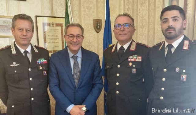 IL PREFETTO APREA INCONTRA IL MARESCIALLO MAGGIORE GIUSEPPE BERARDINO E IL MARESCIALLO ANTONIO BLACO IN SERVIZIO PRESSO LA STAZIONE CARABINIERI DI CAROVIGNO