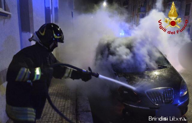 Brindisi, auto avvolta dalle fiamme nella notte in via Papini