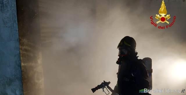 Incendio nell’ex dormitorio di via Provinciale San Vito: intervento dei Vigili del Fuoco