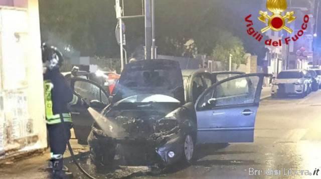 Auto in fiamme nella notte in via Appia a Brindisi: intervengono i Vigili del Fuoco