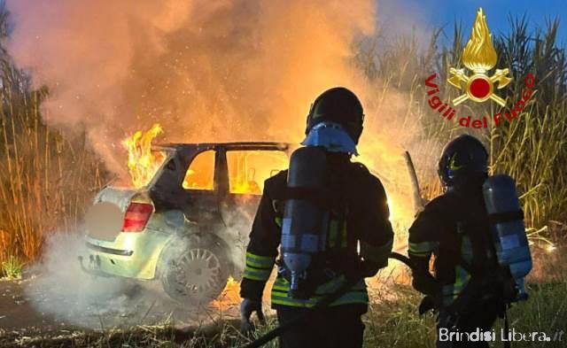 Brindisi, Fiat Stilo prende fuoco mentre è in marcia