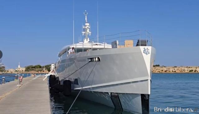 A Brindisi il superyacht di Gianluca Vacchi: il “Genie Blu” inaugura la sua prima traversata