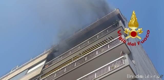 Incendio su un balcone al sesto piano in corso Roma: intervengono i Vigili del Fuoco