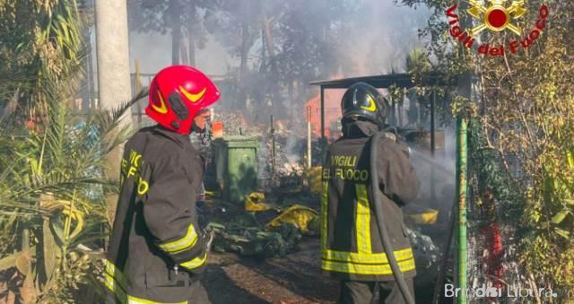 Vasto incendio in un deposito di bevande a Francavilla Fontana: massiccio intervento dei Vigili del Fuoco