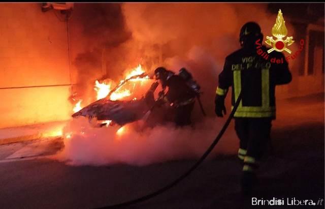 Auto in fiamme nella notte a San Michele Salentino: intervengono i Vigili del Fuoco