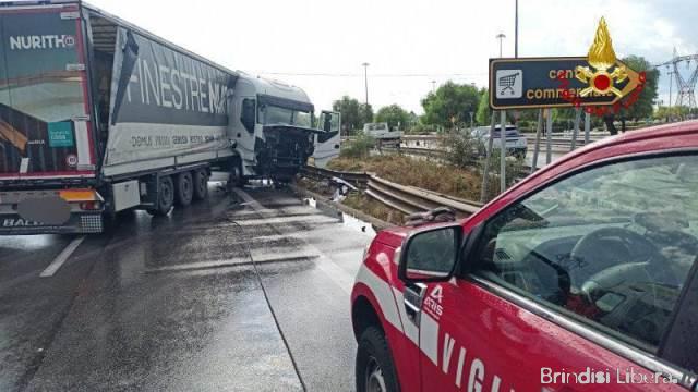 Incidente sulla SS 7, coinvolto un mezzo pesante: intervento dei Vigili del Fuoco