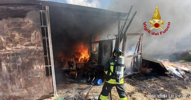 Incendio in un deposito agricolo in contrada Gonnella: intervento dei Vigili del Fuoco