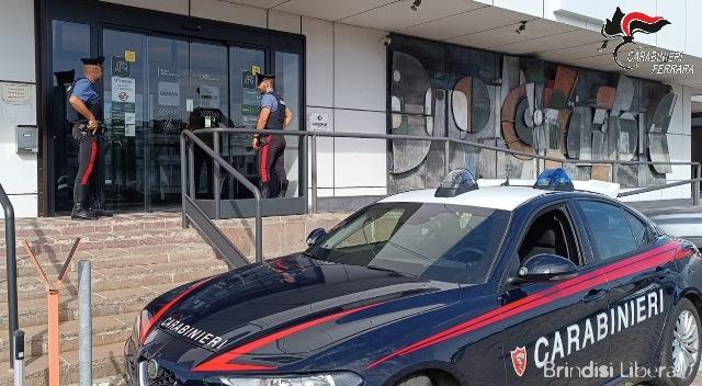 Cento – Brindisi. Svaligiano la banca e fuggono con oltre 120mila euro dopo aver tenuto in ostaggio clienti e dipendenti: i Carabinieri individuano uno dei rapinatori. Arrestato a Brindisi.