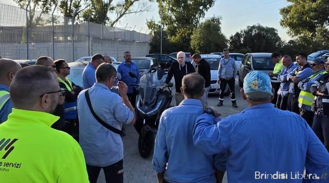 Fabbrica di batterie al Litio a Brindisi, assemblea dei lavoratori davanti ai cancelli del Petrolchimico