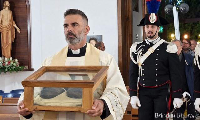 San Francesco, quindicimila fedeli a Brindisi per la storica peregrinatio dei calzari