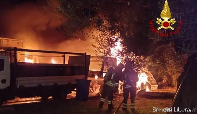 Vasto incendio nella zona industriale di Fasano: in fiamme un capannone e diversi mezzi per la raccolta rifiuti
