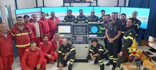 Vigili del Fuoco, formazione d’eccellenza a Brindisi: gli specialisti nautici si esercitano sul simulatore di plancia