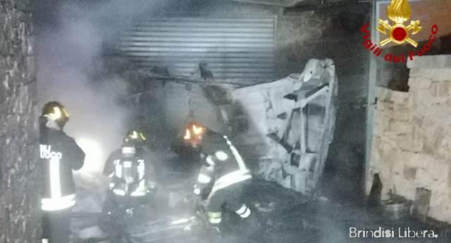 Cisternino, furgone in fiamme nella notte: ferito il proprietario