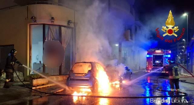 Brindisi, incendio all’alba in via Osanna: a fuoco due autovetture